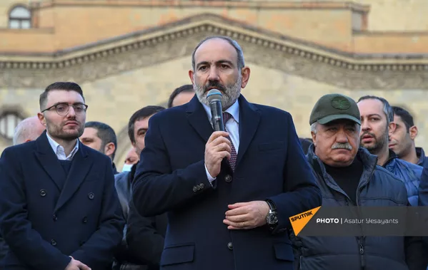 Премьер-министр Никол Пашинян со своими сторонниками во время митинга на площади Республики (25 февраля 2021). Еревaн Премьер-министр Никол Пашинян со своими сторонниками во время митинга на площади Республики (25 февраля 2021). Еревaн - Sputnik Армения