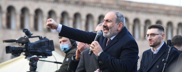 Премьер-министр Никол Пашинян со своими сторонниками во время митинга на площади Республики (25 февраля 2021). Еревaн - Sputnik Армения