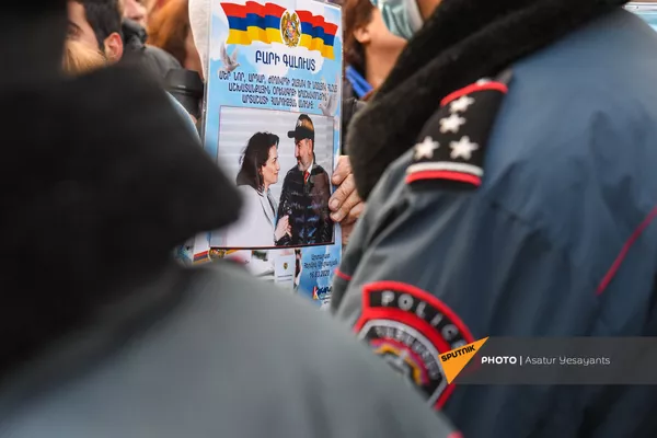 Плакат с изображением Никола Пашиняна и Анны Акопян во время митинга премьера со своими сторонниками (25 февраля 2021). Еревaн Плакат с изображением Никола Пашиняна и Анны Акопян во время митинга премьера со своими сторонниками (25 февраля 2021). Еревaн - Sputnik Армения