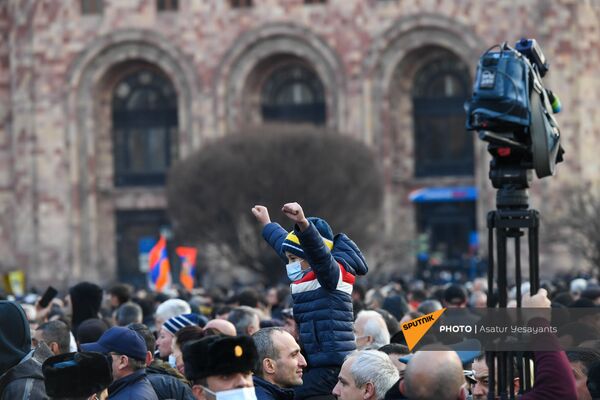 Сторонники премьер-министра Никола Пашиняна во время митинга на площади Республики (25 февраля 2021). Еревaн - Sputnik Армения