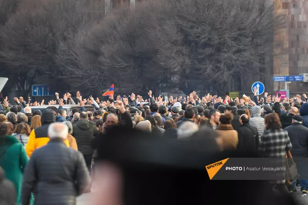 Сторонники премьер-министра Никола Пашиняна во время митинга на площади Республики (25 февраля 2021). Еревaн Сторонники премьер-министра Никола Пашиняна во время митинга на площади Республики (25 февраля 2021). Еревaн - Sputnik Армения