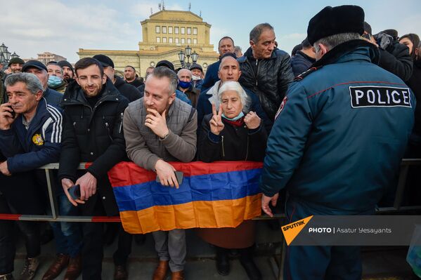 Сторонники премьер-министра Никола Пашиняна перед началом митинга на площади Республики (25 февраля 2021). Еревaн - Sputnik Армения