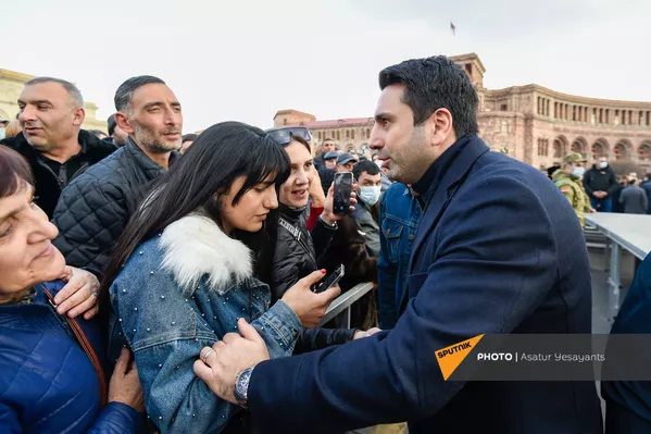 Вице-спикер НС Ален Симонян на площади Республики перед началом митинга Никола Пашиняна (25 февраля 2021). Еревaн Вице-спикер НС Ален Симонян на площади Республики перед началом митинга Никола Пашиняна (25 февраля 2021). Еревaн - Sputnik Армения