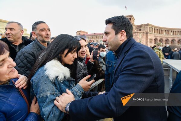 Вице-спикер НС Ален Симонян на площади Республики перед началом митинга Никола Пашиняна (25 февраля 2021). Еревaн - Sputnik Армения