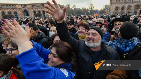Сторонники премьер-министра перед началом митинга Никола Пашиняна (25 февраля 2021). Еревaн - Sputnik Արմենիա
