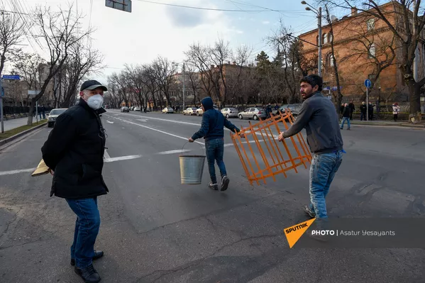 Оппозиционные активисты перекрыли проспект Баграмяна у здания Национального собрания Армении (25 февраля 2021). Еревaн Оппозиционные активисты перекрыли проспект Баграмяна у здания Национального собрания Армении (25 февраля 2021). Еревaн - Sputnik Армения