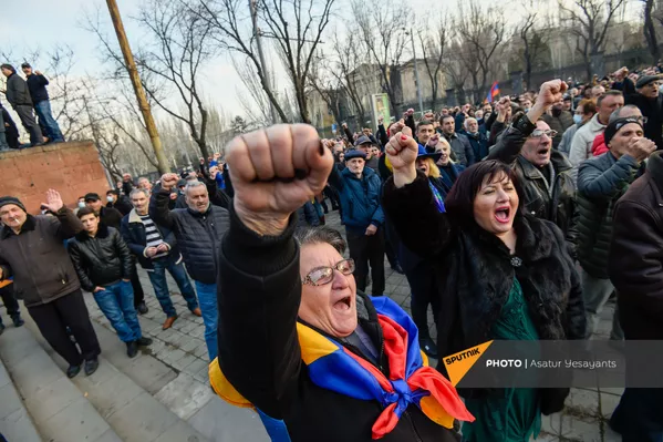 Митинг оппозиции на проспекте Баграмяна у здания Национального собрания Армении (25 февраля 2021). Еревaн Митинг оппозиции на проспекте Баграмяна у здания Национального собрания Армении (25 февраля 2021). Еревaн - Sputnik Армения