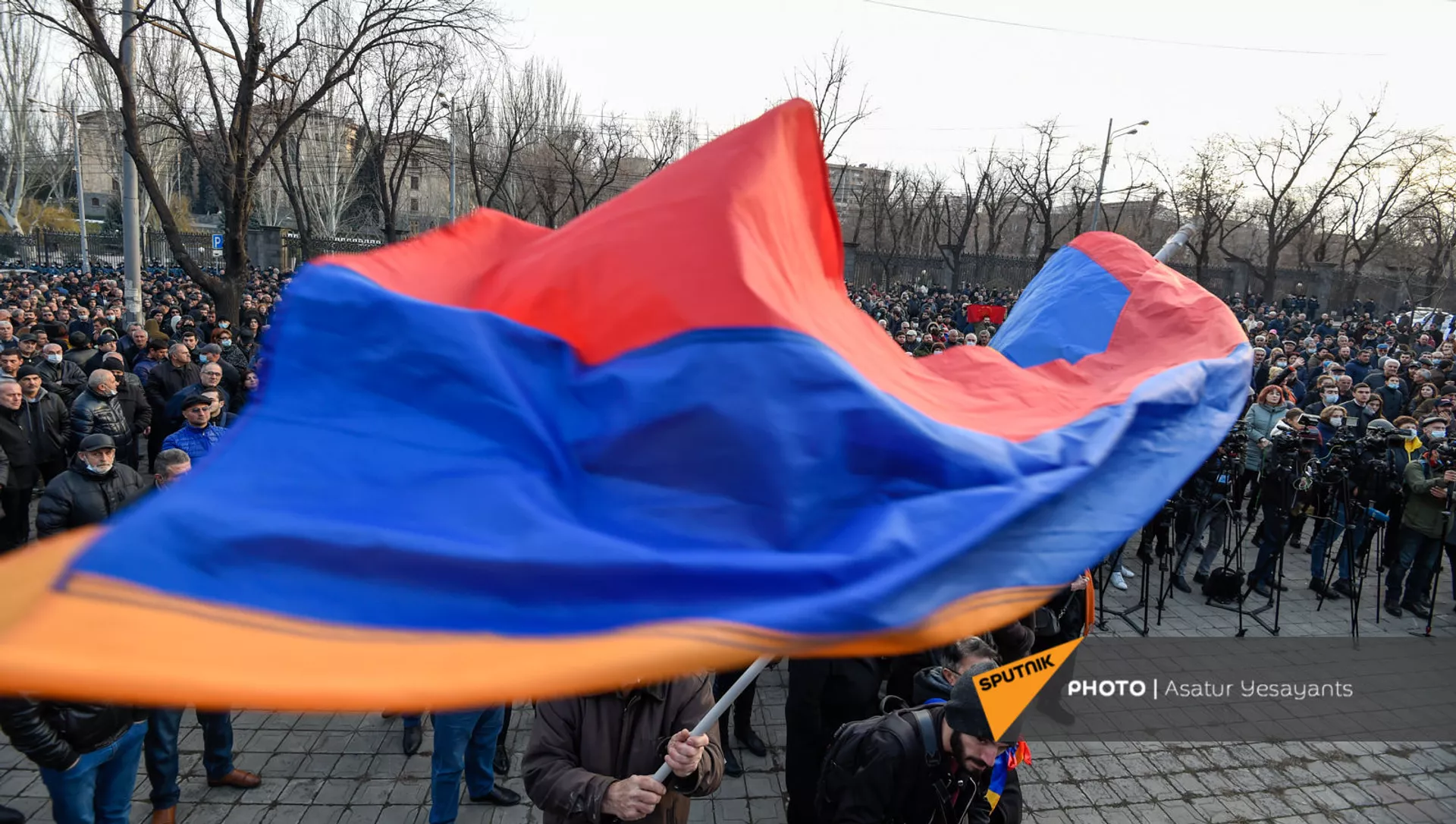 Митинг оппозиции на проспекте Баграмяна у здания Национального собрания Армении (25 февраля 2021). Еревaн