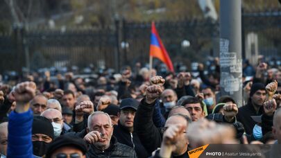 Митинг оппозиции на проспекте Баграмяна у здания Национального собрания Армении (25 февраля 2021). Еревaн