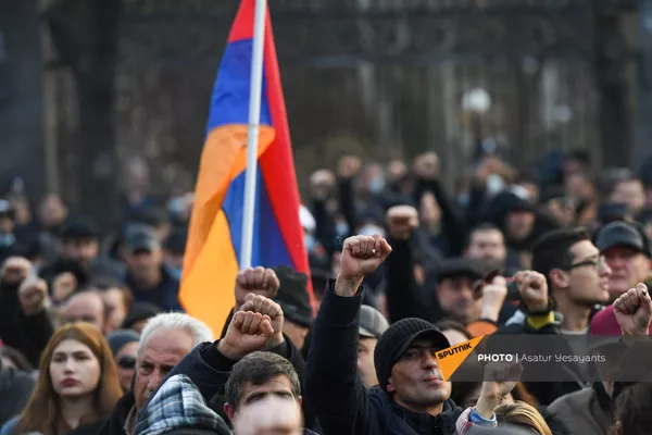 Митинг оппозиции на проспекте Баграмяна у здания Национального собрания Армении (25 февраля 2021). Еревaн Митинг оппозиции на проспекте Баграмяна у здания Национального собрания Армении (25 февраля 2021). Еревaн - Sputnik Армения