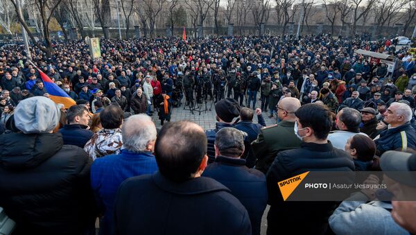 Митинг оппозиции на проспекте Баграмяна у здания Национального собрания Армении (25 февраля 2021). Еревaн - Sputnik Արմենիա