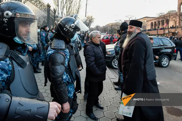 Митинг оппозиции на проспекте Баграмяна у здания Национального собрания Армении (25 февраля 2021). Еревaн Митинг оппозиции на проспекте Баграмяна у здания Национального собрания Армении (25 февраля 2021). Еревaн - Sputnik Армения