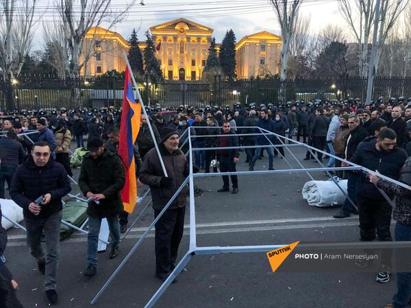 Оппозиция устанавливает палатки на проспекте Баграмяна у здания Национального собрания Армении (25 февраля 2021). Еревaн - Sputnik Армения