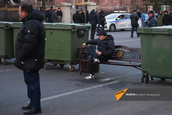 Сторонники оппозиции на проспекте Баграмяна у здания Национального собрания Армении (25 февраля 2021). Еревaн Сторонники оппозиции на проспекте Баграмяна у здания Национального собрания Армении (25 февраля 2021). Еревaн - Sputnik Армения