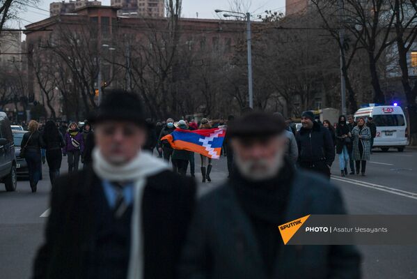 Сторонники оппозиции на проспекте Баграмяна у здания Национального собрания Армении (25 февраля 2021). Еревaн - Sputnik Армения