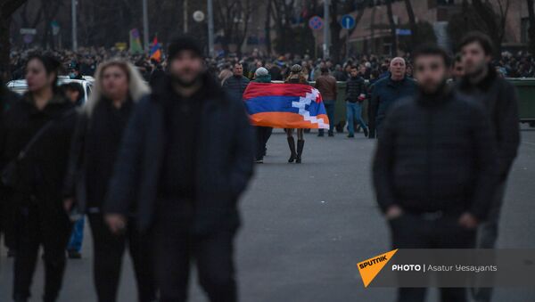 Сторонники оппозиции на проспекте Баграмяна у здания Национального собрания Армении (25 февраля 2021). Еревaн - Sputnik Армения