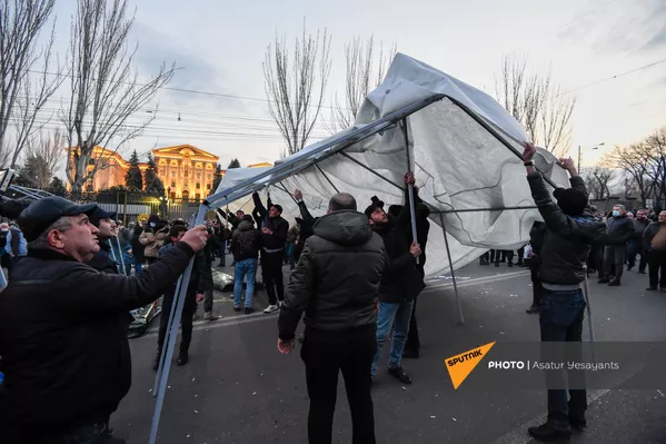 Оппозиция устанавливает палатки на проспекте Баграмяна у здания Национального собрания Армении (25 февраля 2021). Еревaн Оппозиция устанавливает палатки на проспекте Баграмяна у здания Национального собрания Армении (25 февраля 2021). Еревaн - Sputnik Армения