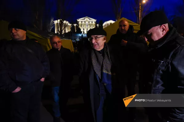 Вазген Манукян рядом с установленными оппозицией палатками на проспекте Баграмяна у здания Национального собрания Армении (25 февраля 2021). Еревaн Вазген Манукян рядом с установленными оппозицией палатками на проспекте Баграмяна у здания Национального собрания Армении (25 февраля 2021). Еревaн - Sputnik Армения