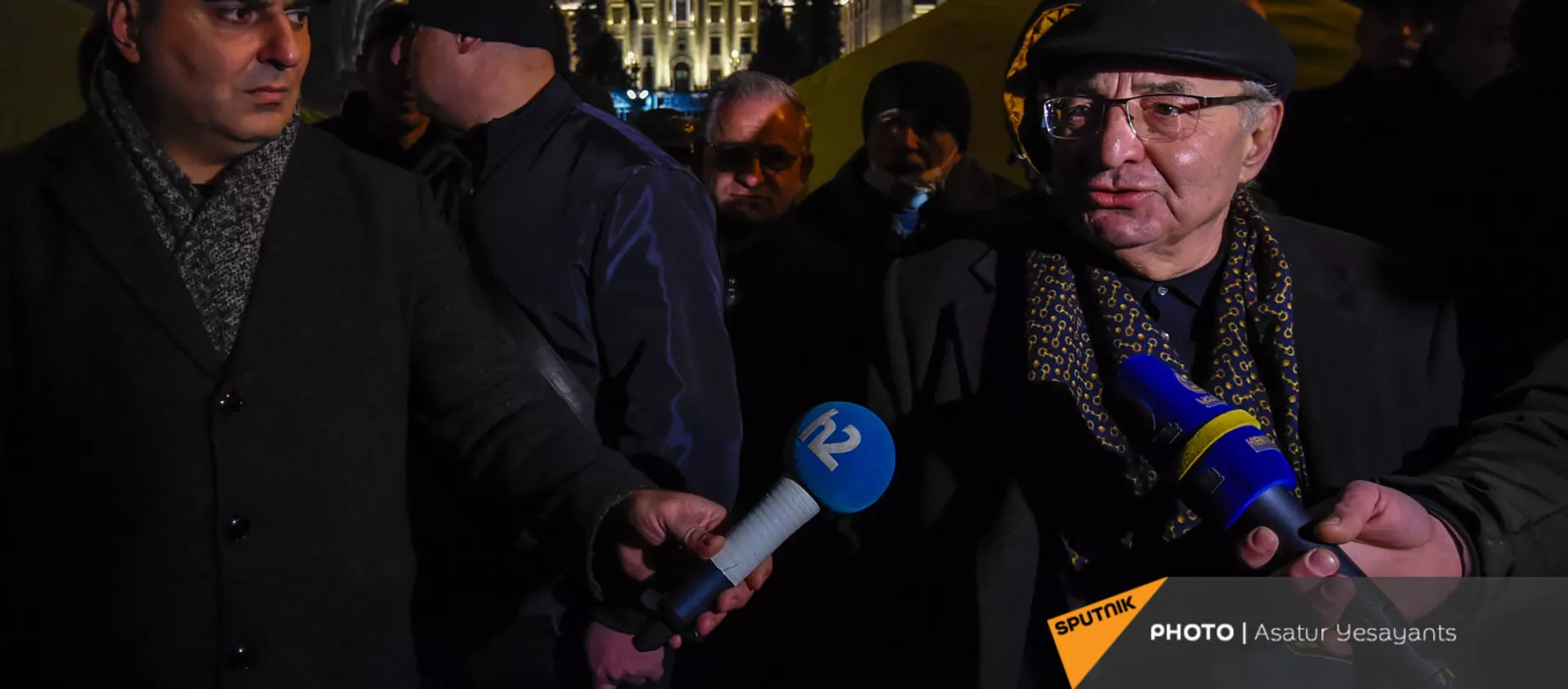 Вазген Манукян и Сейран Оганян рядом с установленными оппозицией палатками на проспекте Баграмяна у здания Национального собрания Армении (25 февраля 2021). Еревaн - Sputnik Армения, 1920, 26.02.2021