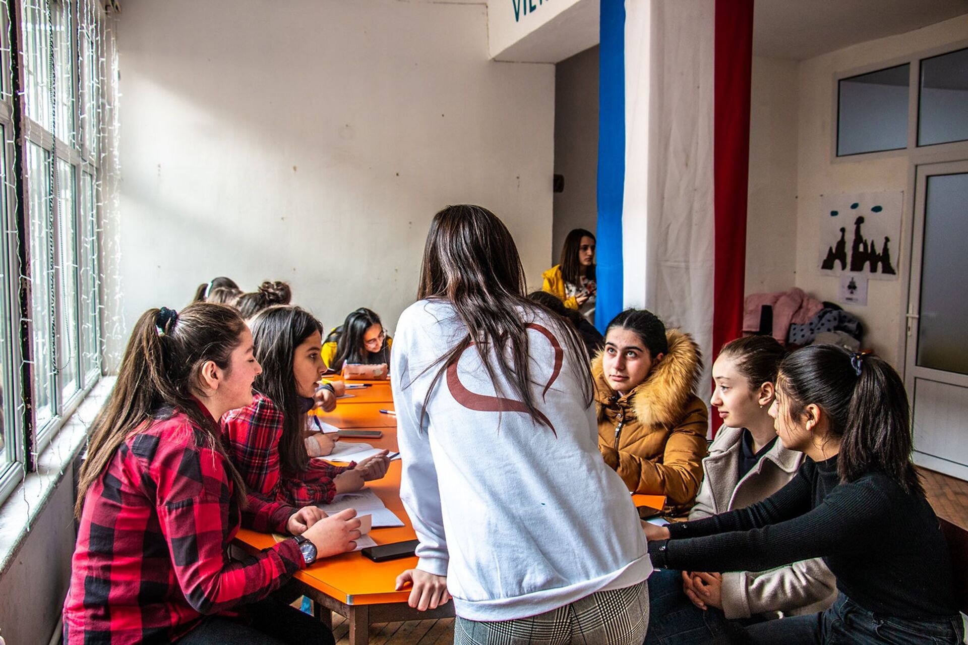 Цветы и одежда : французы-волонтеры помогают пострадавшим карабахским семьям в Армении - Sputnik Армения, 1920, 27.02.2021