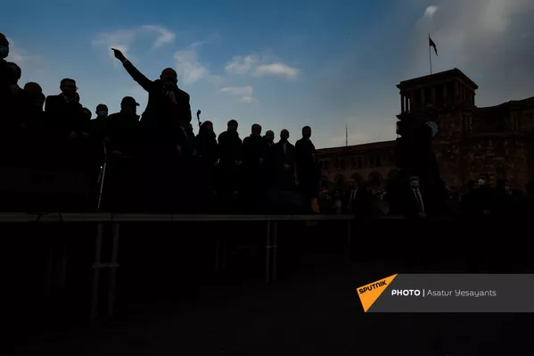 Премьер-министр Никол Пашинян со своими сторонниками во время митинга на площади Республики (25 февраля 2021). Еревaн Премьер-министр Никол Пашинян со своими сторонниками во время митинга на площади Республики (25 февраля 2021). Еревaн - Sputnik Армения