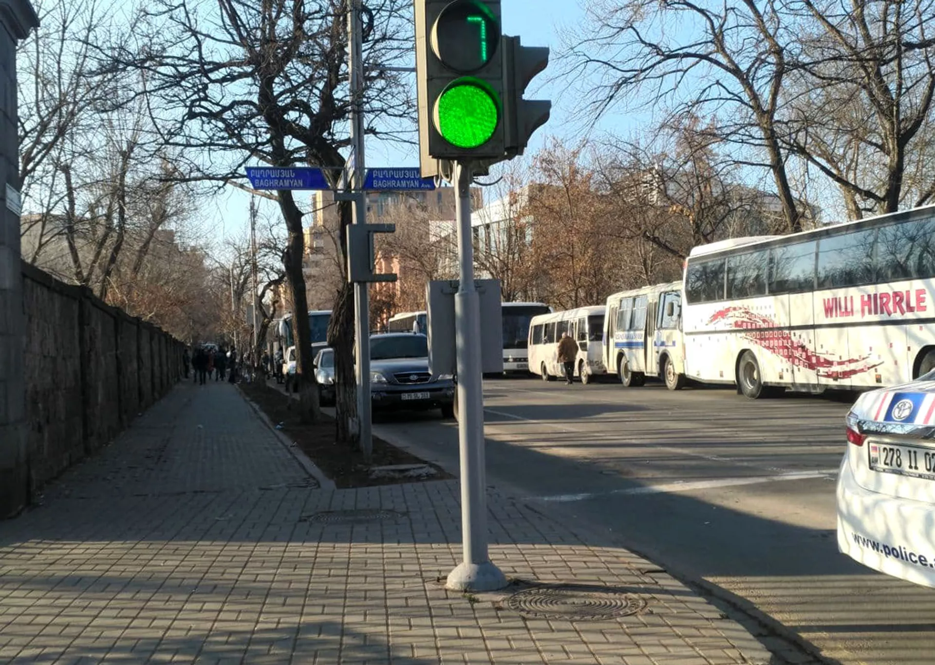 Полицейские проводят пересменку у здания армянского парламента, стянуты новые силы Полицейские проводят пересменку у здания армянского парламента, стянуты новые силы - Sputnik Армения, 1920, 26.02.2021