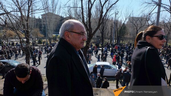 Вазген Манукян на проспекте Баграмяна перед началом митинга оппозиции (26 февраля 2021). Еревaн - Sputnik Армения
