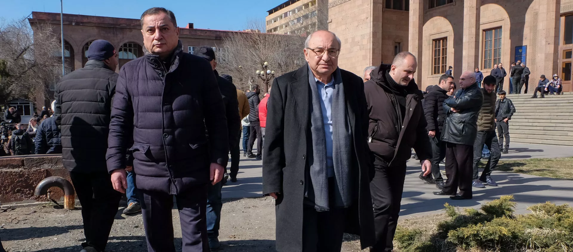 Вазген Манукян и Ваграм Багдасарян на проспекте Баграмяна перед началом митинга оппозиции (26 февраля 2021). Еревaн - Sputnik Армения, 1920, 26.02.2021