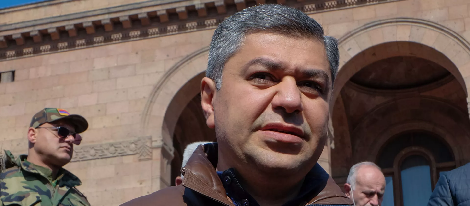 Артур Ванецян на проспекте Баграмяна перед началом митинга оппозиции (26 февраля 2021). Еревaн - Sputnik Армения, 1920, 26.02.2021