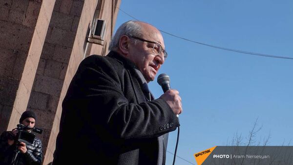 Вазген Манукян выступает на проспекте Баграмяна во время митинга оппозиции (26 февраля 2021). Еревaн - Sputnik Армения