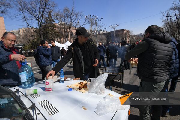 Оппозиционеры готовят шашлык на перекрытом проспекте Баграмяна (26 февраля 2021). Еревaн - Sputnik Армения