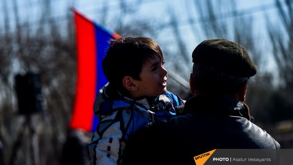 Мальчик на руках участника митинга оппозиции (26 февраля 2021). Еревaн - Sputnik Армения
