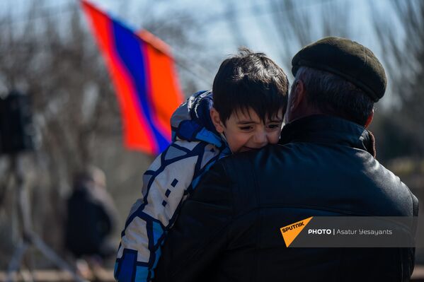 Փոքրիկ տղան ընդդիմության հանրահավաքների մասնակցի գրկում (փետրվարի 26, 2021թ․), Երևան - Sputnik Արմենիա