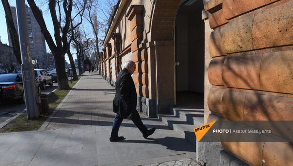 Вазген Манукян входит в резиденцию президента (26 февраля 2021). Еревaн - Sputnik Արմենիա
