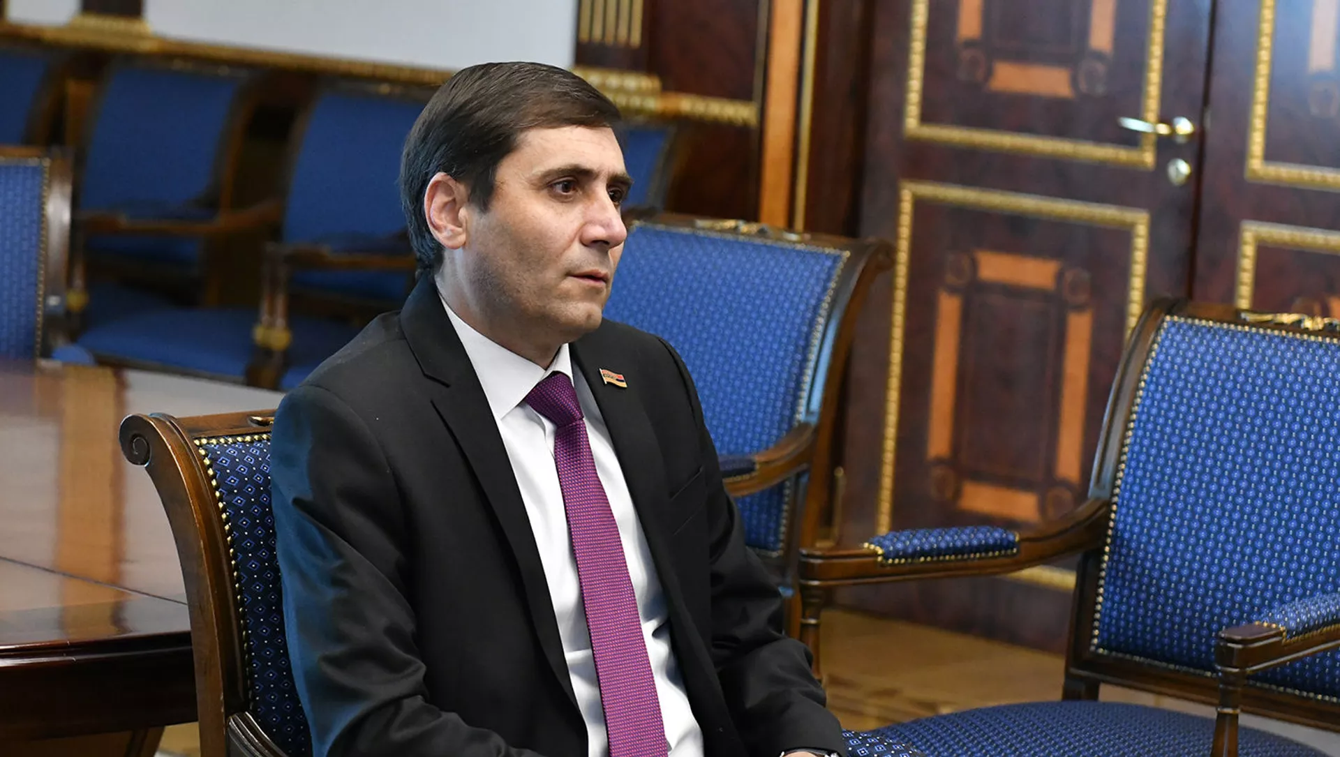 Секретарь парламентской фракции Процветающая Армения Арман Абовян на встрече с президентом Армении (26 февраля 2021). Еревaн