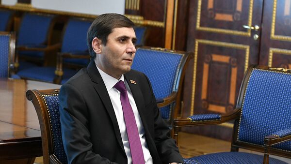 Секретарь парламентской фракции Процветающая Армения Арман Абовян на встрече с президентом Армении (26 февраля 2021). Еревaн - Sputnik Армения