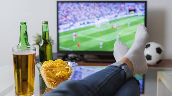 Мужчина смотрит футбол по телевизору - Sputnik Արմենիա