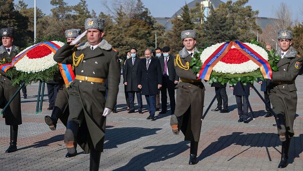 Руководство страны во главе с премьер-министром Николом Пашиняном возложили венки в память Сумгаитский событий (27 февраля 2021). Еревaн - Sputnik Արմենիա
