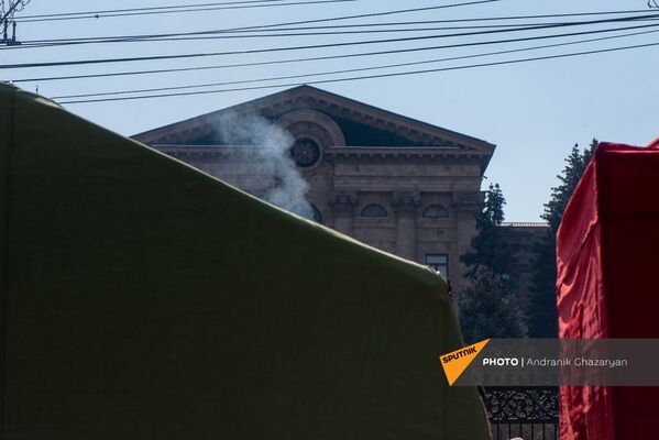 Палатки оппозиции на проспекте Баграмяна напротив здания Парламента перед началом митинга оппозиции (27 февраля 2021). Еревaн - Sputnik Армения