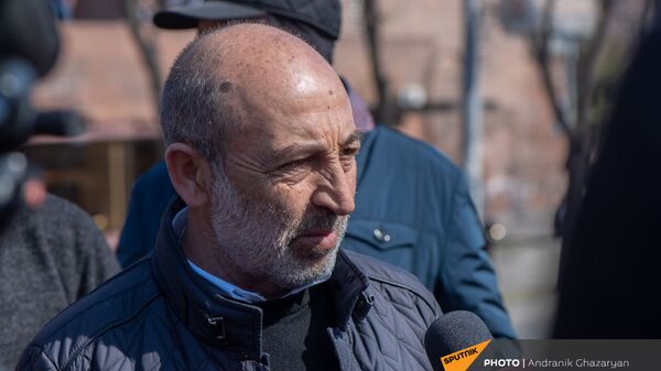 Командир отряда Сисакан Ашот Минасян отвечает на вопросы журналистов перед началом митинга оппозиции (27 февраля 2021). Еревaн - Sputnik Армения