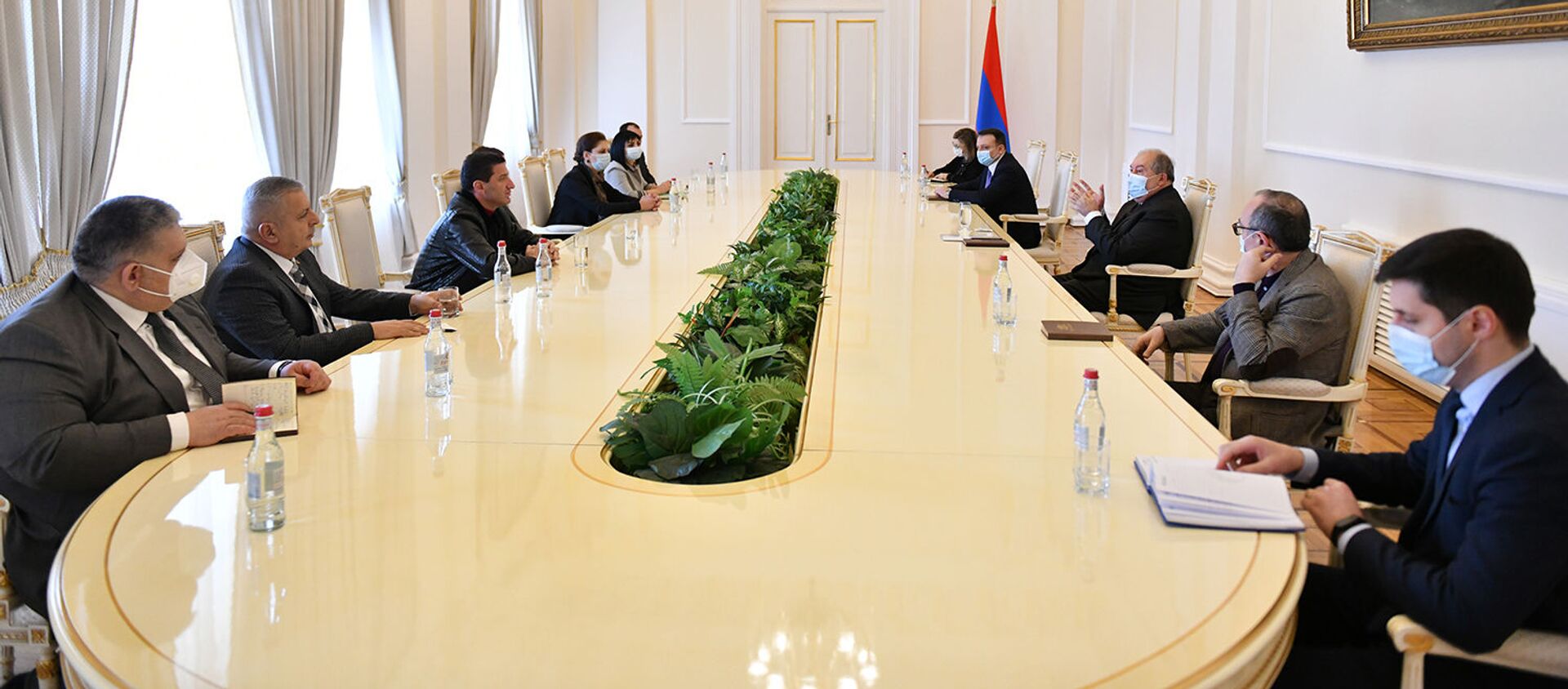 Президент Армен Саркисян встретился с не входящими в парламентские фракции депутатами (27 февраля 2021). Еревaн - Sputnik Արմենիա, 1920, 27.02.2021