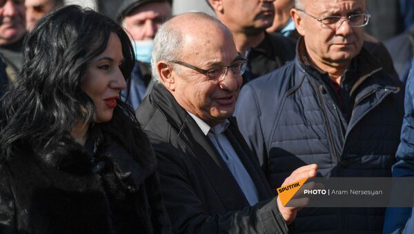 Наира Зограбян, Вазген Манукян и Сейран Оганян (слева направо) во время митинга оппозиции на проспекте Баграмяна (27 февраля 2021). Еревaн - Sputnik Армения