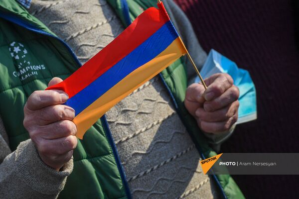 Активист с флагом Армении во время митинга оппозиции на проспекте Баграмяна (27 февраля 2021). Еревaн - Sputnik Армения