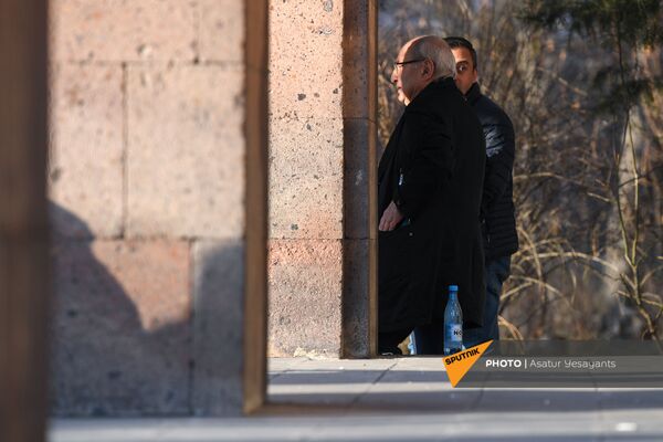 Вазген Манукян беседует с Ишханом Сагателяном во время перерыва митинга оппозиции на проспекте Баграмяна (27 февраля 2021). Еревaн - Sputnik Армения