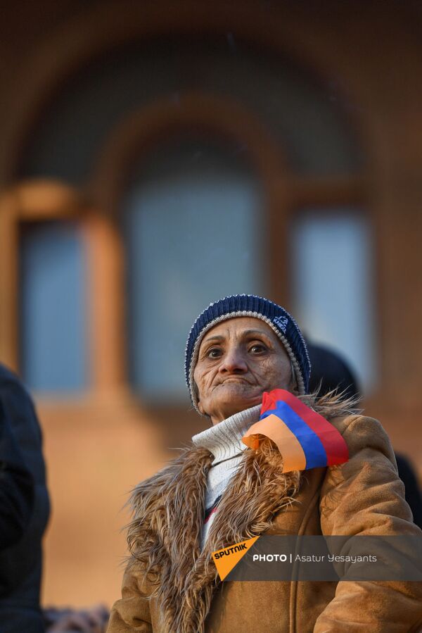Женщина на проспекте Баграмяна после информации о возвращении президентом заявления премьера об отставке начальника ГШ ВС РА (27 февраля 2021). Еревaн - Sputnik Армения