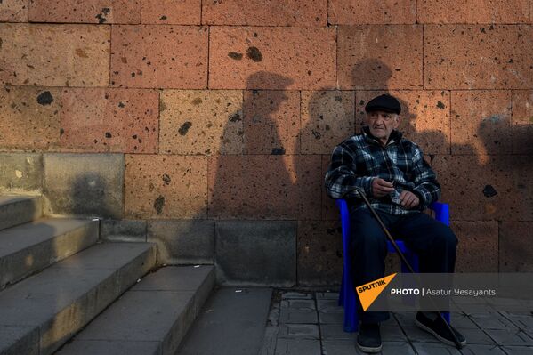 Пожилой мужчина на проспекте Баграмяна во время перерыва митинга оппозиции (27 февраля 2021). Еревaн - Sputnik Армения