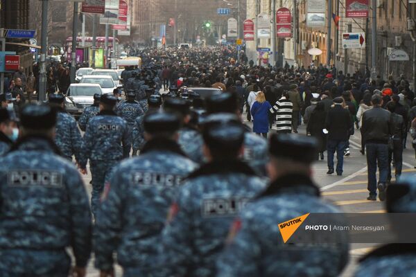 Торжественное шествие участников митинга оппозиции после информации о возвращении заявления премьера об оставке начальника ГШ ВС РА (27 февраля 2021). Еревaн - Sputnik Армения