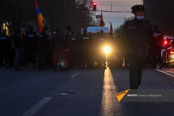 Торжественное шествие участников митинга оппозиции после информации о возвращении заявления премьера об оставке начальника ГШ ВС РА (27 февраля 2021). Еревaн - Sputnik Армения