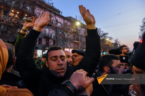 Торжественное шествие участников митинга оппозиции после информации о возвращении заявления премьера об оставке начальника ГШ ВС РА (27 февраля 2021). Еревaн - Sputnik Армения