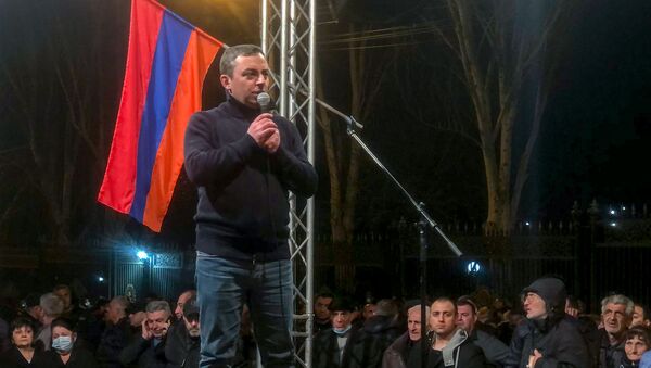 Ишхан Сагателян выступает с речью после торжественного шествия оппозиции (27 февраля 2021). Еревaн - Sputnik Армения